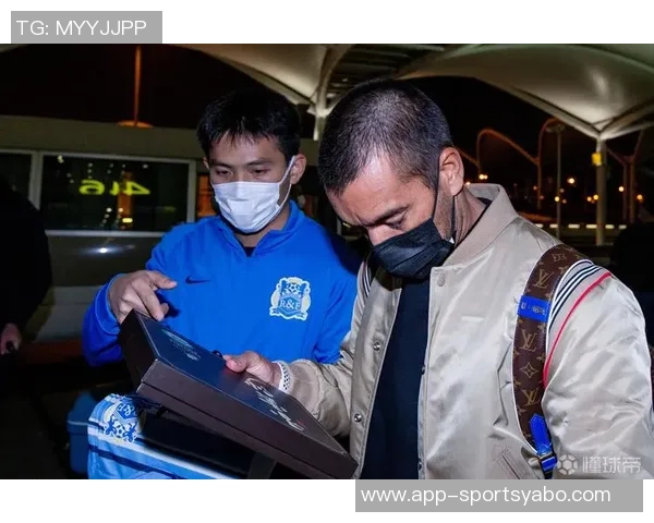 荷兰记者放弃返程航班专程留守参加斯洛特赛前发布会 荷兰记者放弃返程航班专程留守参加斯洛特赛前发布会